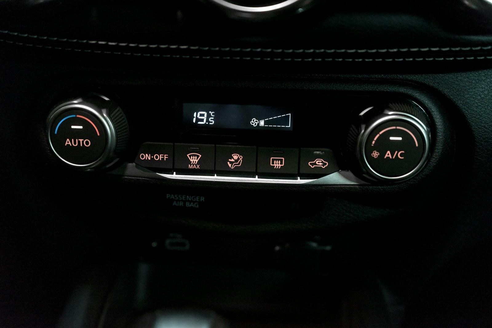 Bedienteil einer Fahrzeug-Klimaanlage mit Temperaturanzeige